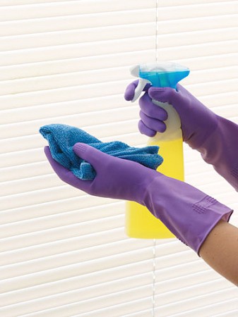 3ghk-spring-cleaning-mistakes-cleaning-blinds-lgn-337x450